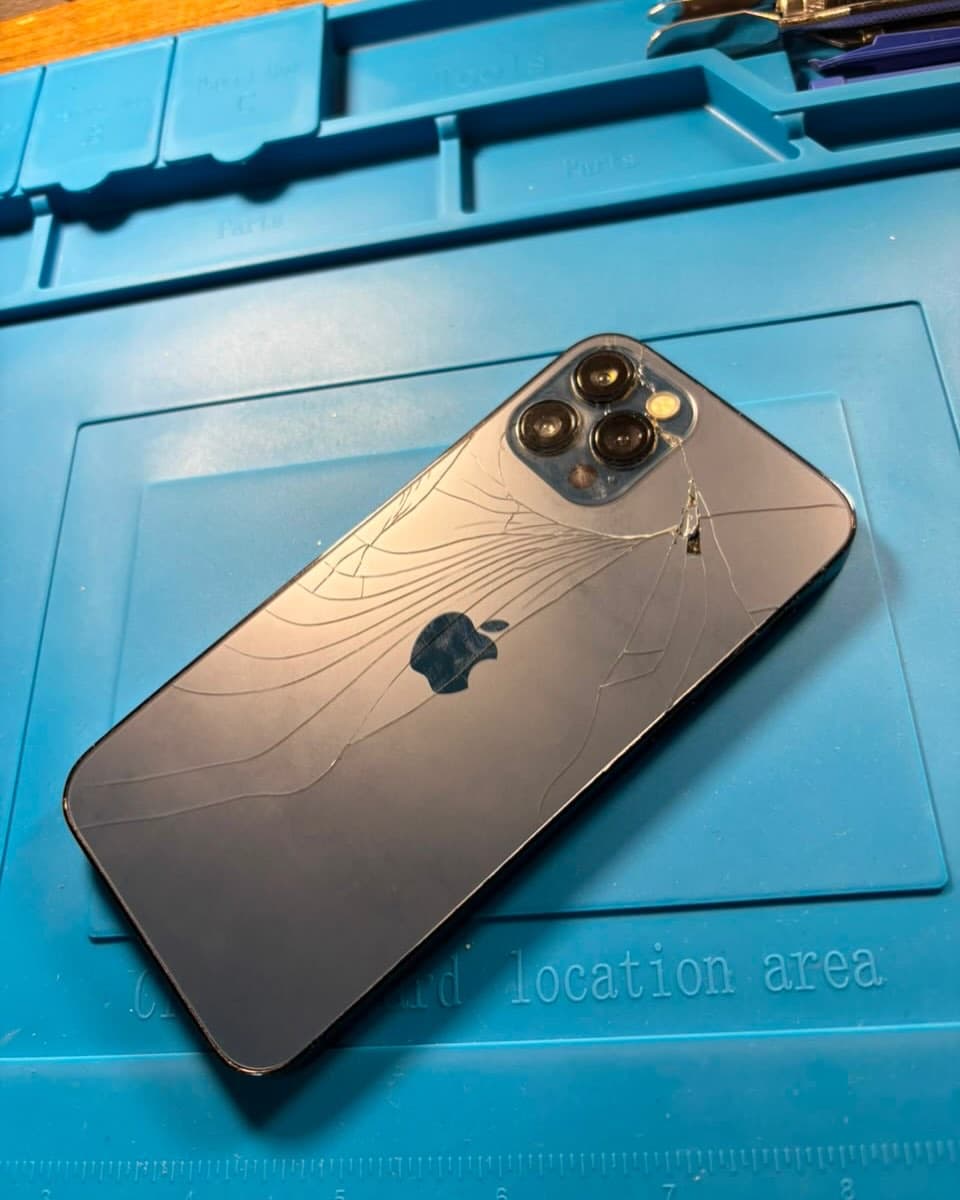 Arrasta pro lado 👉 📱✨ iPhone 12 Pro com tela nova e pronto para uso! Seu celular quebrou? Aqui ele volta a ficar como no